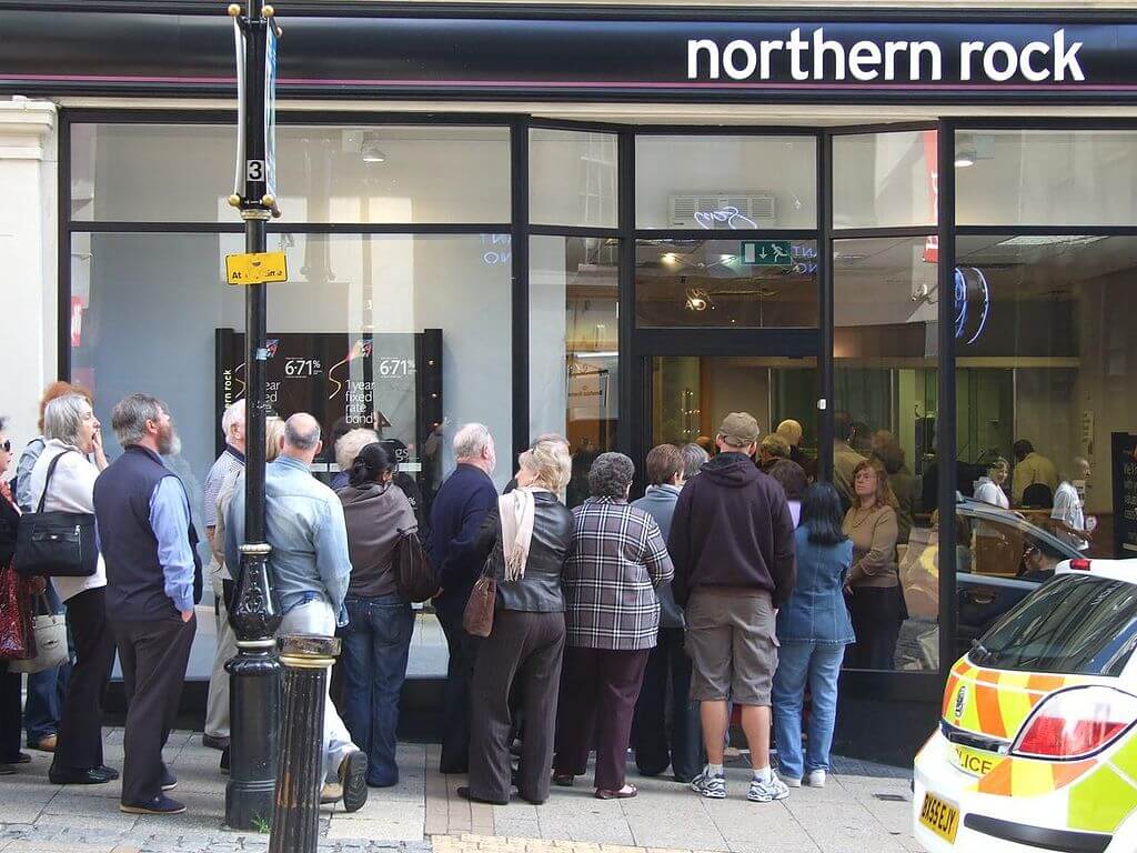 Очередь клиентов в кассы бирмингемского филиала банка Northern Rock («Северная скала»)